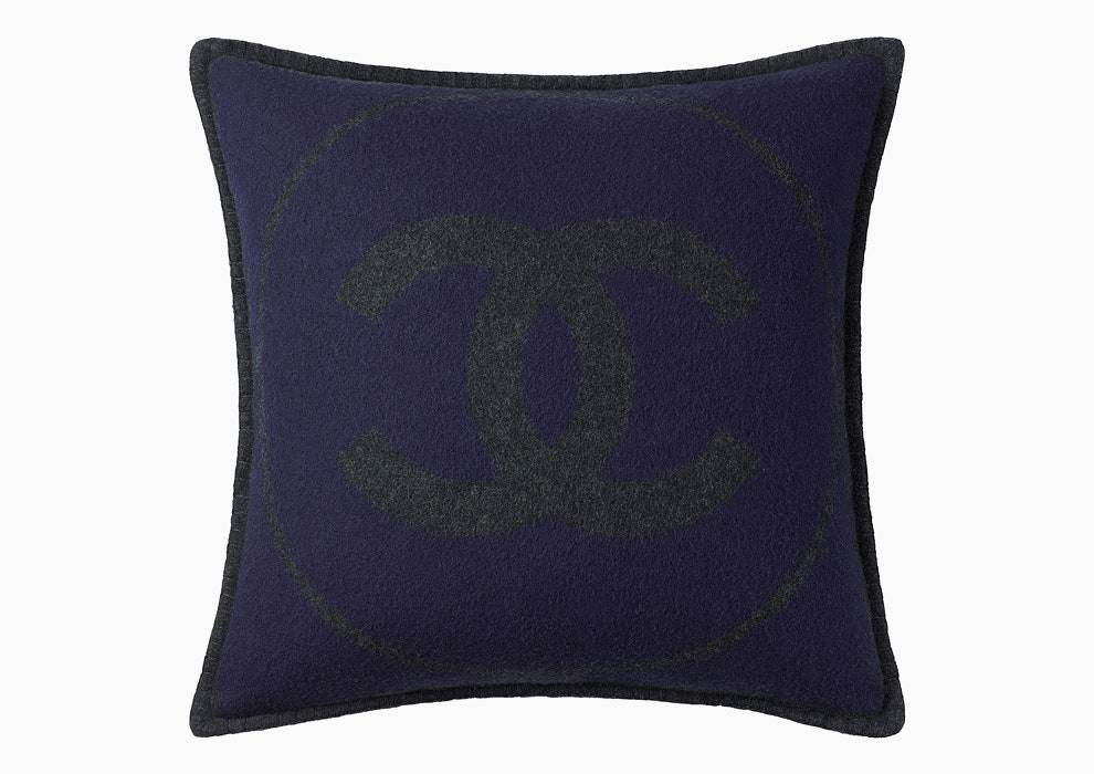 Диванная подушка Chanel из кашемира чернильного цвета