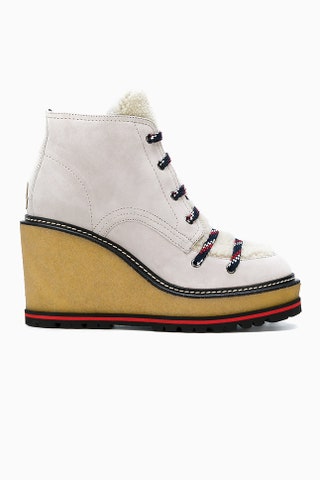 Moncler 52874 рубля.