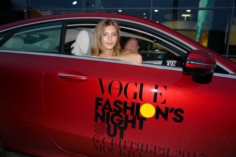 Vogue Fashions Night Out 2017 фото Валери Кауфман в гостях у MercedesBenz
