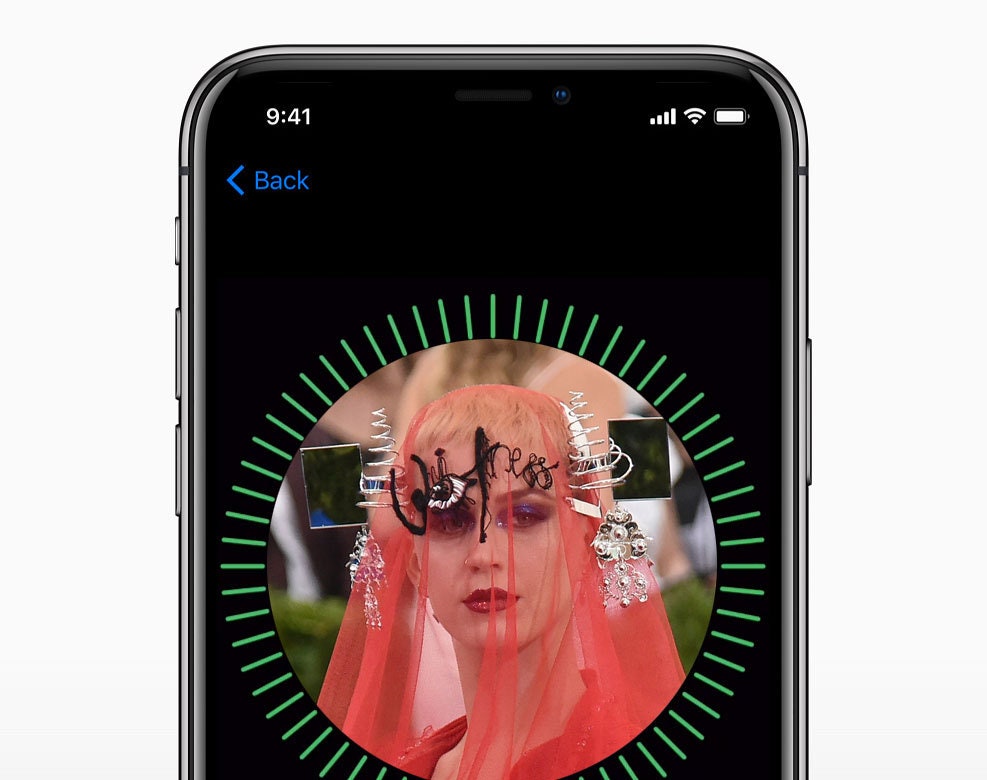 iPhone X идентификация по лицу в модных образах