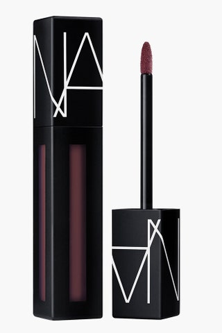 Лев. Пигмент для губ Nars оттенок London Calling — 2050 рублей ЦУМ.