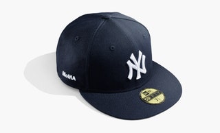 Кепка Yankees.