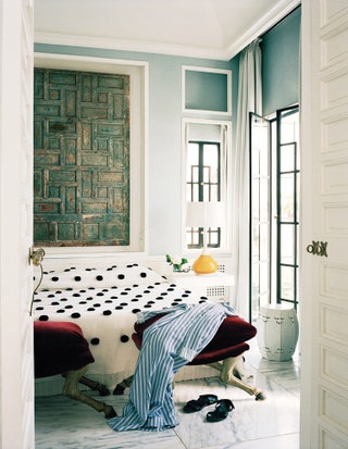 Спальня Бруно Фризони в его доме в Марокко.