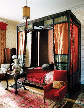 Спальня Дриса ван Нотена в его доме в Бельгии.