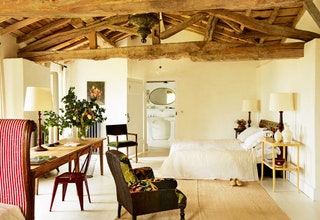 Спальня Луиса Лапласа и Кристофа Комо в их доме на юге Франции.