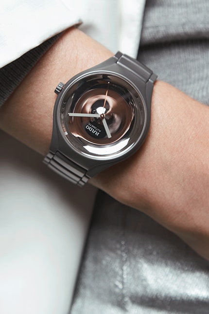 Часы Rado True Face созданные дизайнером Оскаром Зентой с вогнутым стальным циферблатом