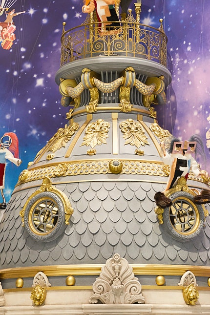 Рождественский попап Fendi в парижском Printemps фото праздничного декора