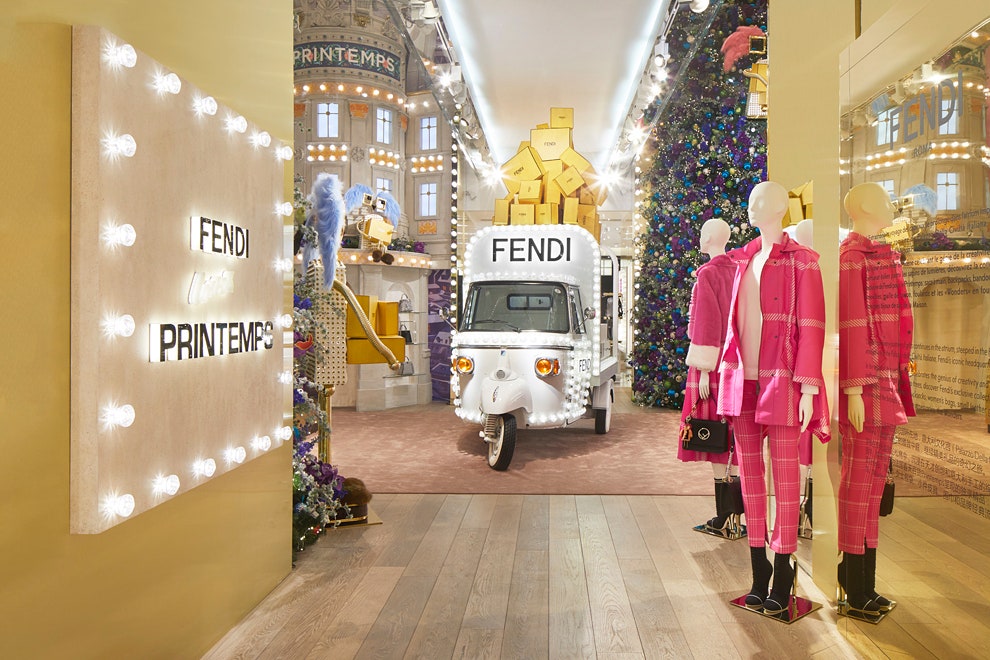 Рождественский попап Fendi в парижском Printemps фото праздничного декора