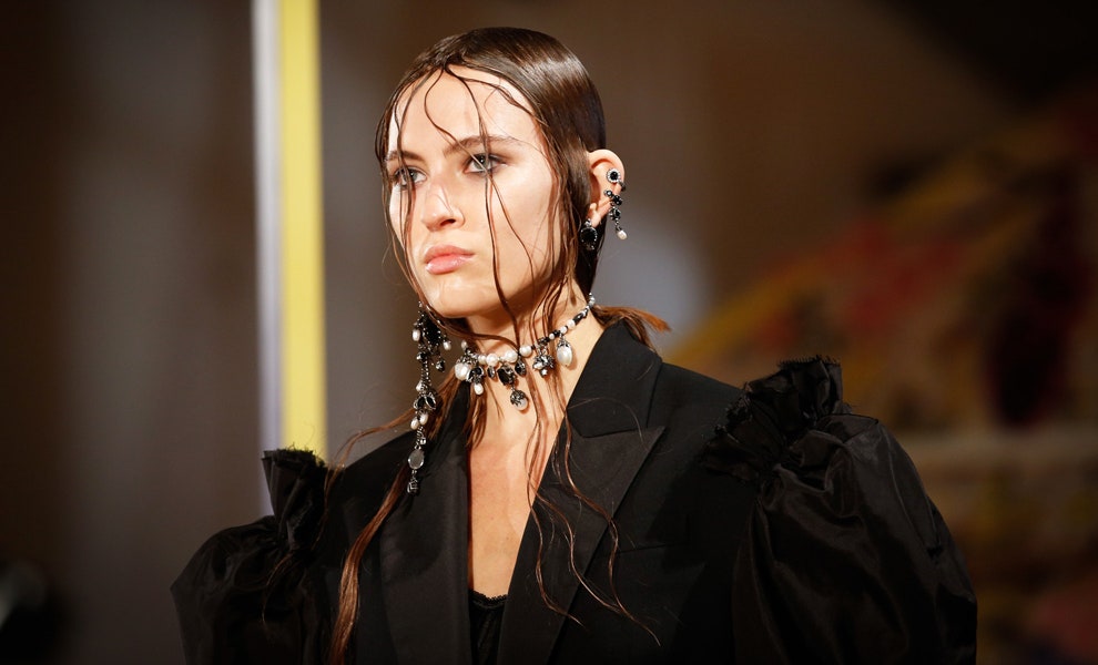 Модные прически фото эффекта мокрых волос с показа Alexander McQueen