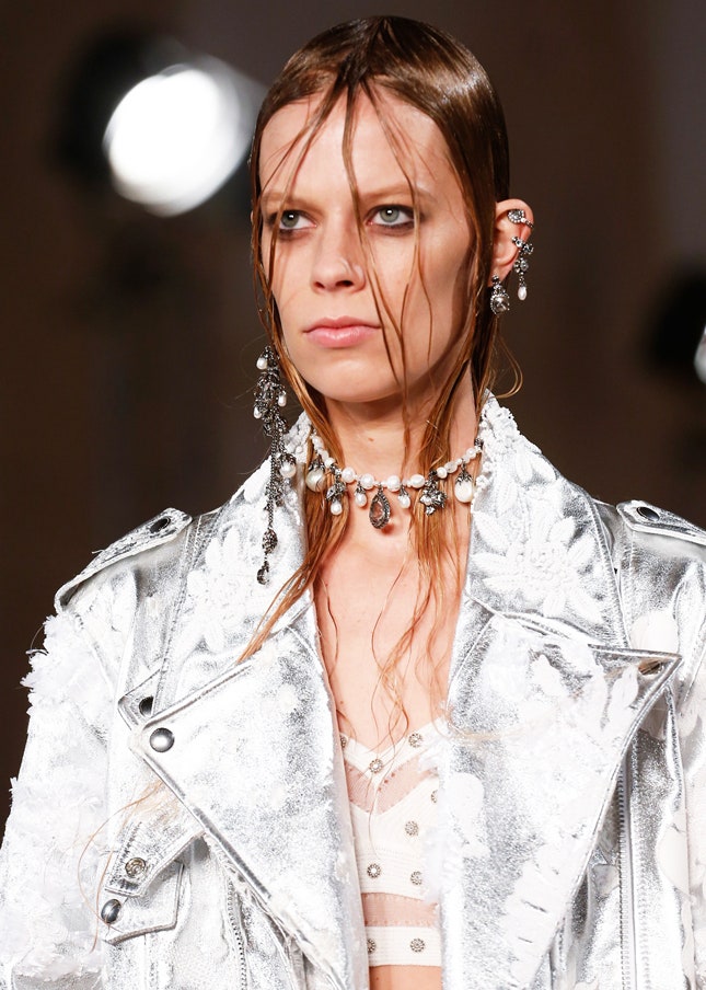 Модные прически фото эффекта мокрых волос с показа Alexander McQueen
