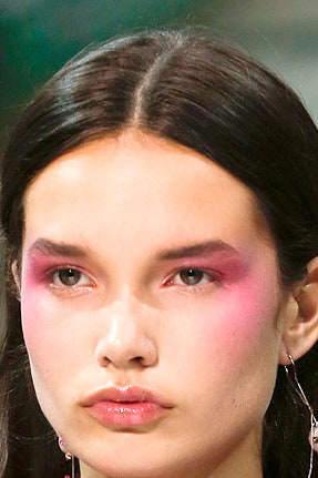 Модный макияж тренды нанесения румян на фото с показа Valentino