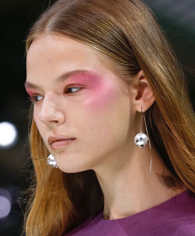 Модный макияж: тренды нанесения румян на фото с показа Valentino ...
