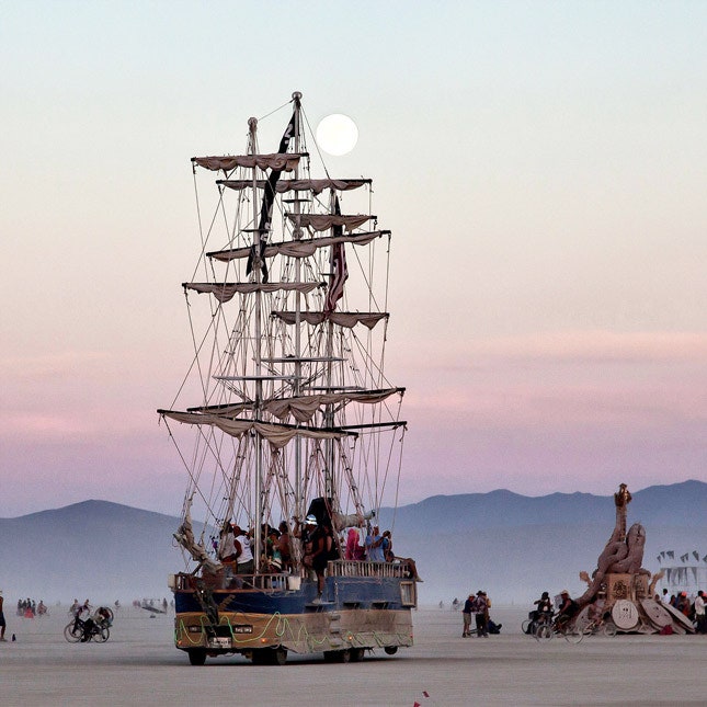 Фестиваль Burning Man собирает звезд в пустыне в штате Невада