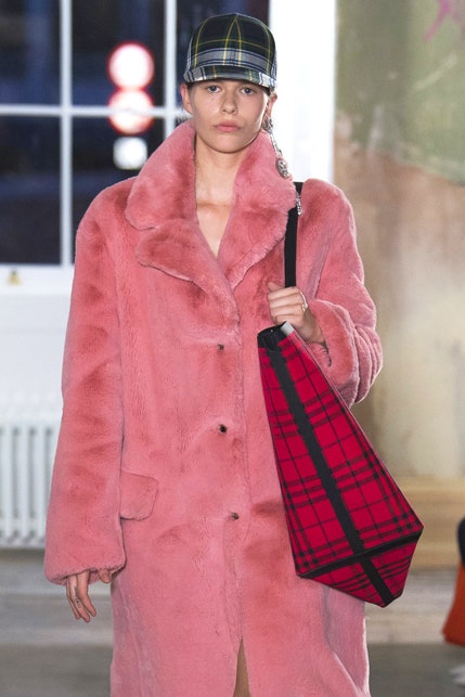 Розовая шуба Burberry из экологичного меха фото модели