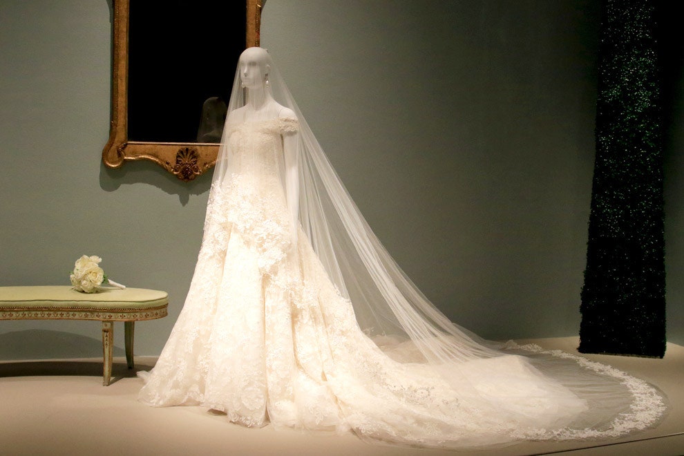 Выставка творений Оскара де ла Ренты в Хьюстоне свадебное платье Амаль Клуни и другие шедевры