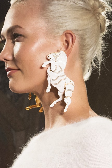 Модные серьги 2018 фото на ушах массивных украшений
