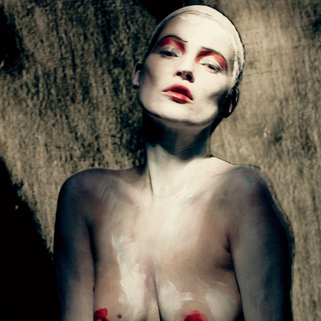 Скандальные съемки Vogue Italia на выставке в Милане