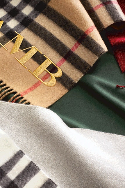 В бутике Burberry на Петровке можно «подписать» шарфы  нанести монограмму нитками и стразами