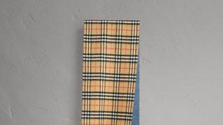 В бутике Burberry на Петровке можно «подписать» шарфы  нанести монограмму нитками и стразами