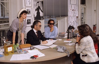 Инес де ля Фрессанж и Карл Лагерфельд в ателье 1984 год.