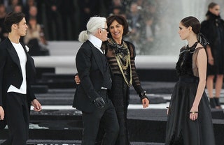 Карл Лагерфельд и Инес де ля Фрессанж на показе Chanel весналето 2011.