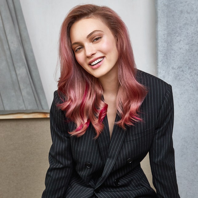 Победитель конкурса L’Oréal Professionnel создает образцовый клубничный блонд