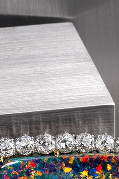 Брошь из опала в бриллиантовой оправе выставят на торги Bonhams 19 сентября
