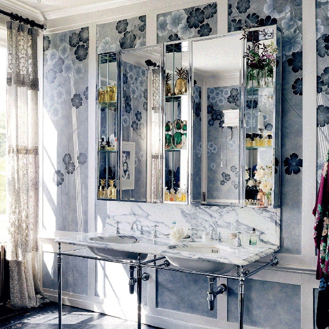 Серебряные анемоны на шелковых обоях Кейт Мосс для de Gournay