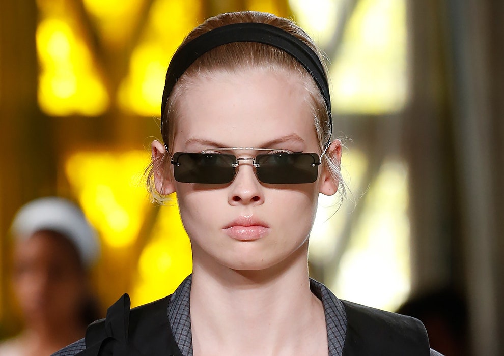 Узкие солнцезащитные очки фото модных аксессуаров