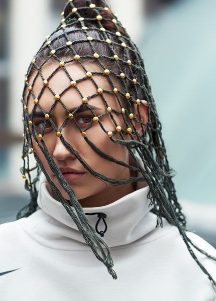 Дизайнер ZDDZ Дарья Сельянова сделала аксессуары для показа коллекции Nike Chrome Blush