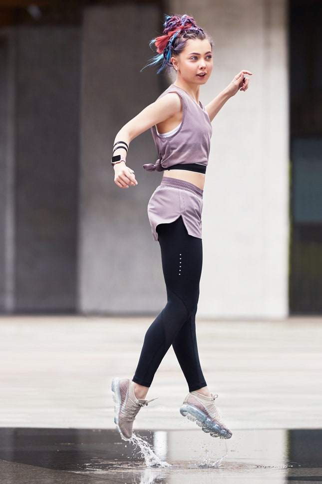Дизайнер ZDDZ Дарья Сельянова сделала аксессуары для показа коллекции Nike Chrome Blush