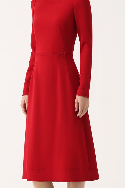 Красное платье Dolce  Gabbana Асилуэта с отделкой крупными стежками