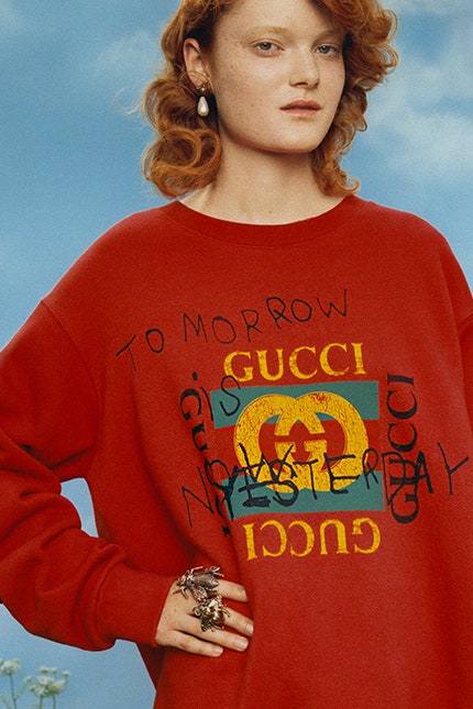 Коллаборация Gucci и испанской художницы Coco Capitn фото вещей с надписями из коллекции