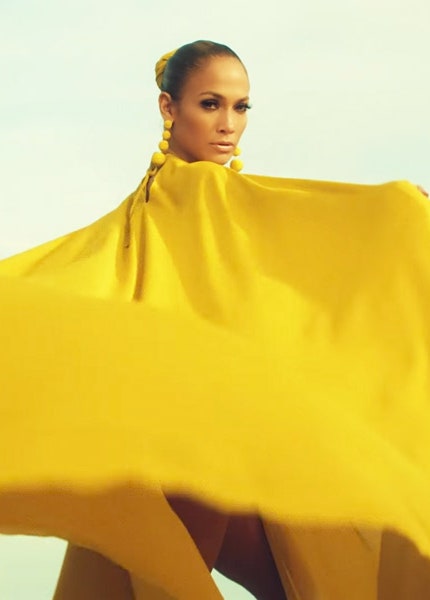Дженнифер Лопес в клипе на песню Ni Tú Ni Yo в платьях Tom Ford