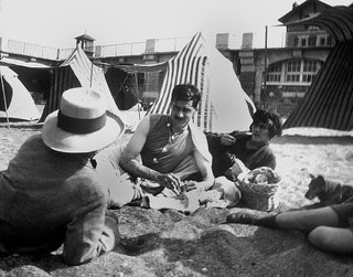 Коко Шанель Артур Капель и Констант Сэй на пляже 1917.