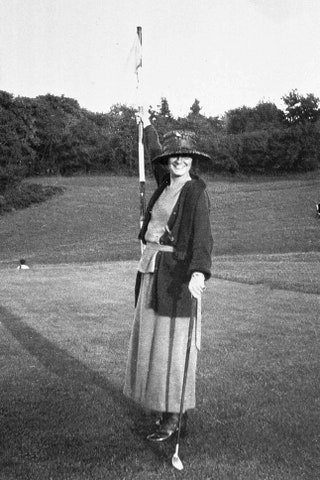 Коко Шанель играет в гольф 1910.