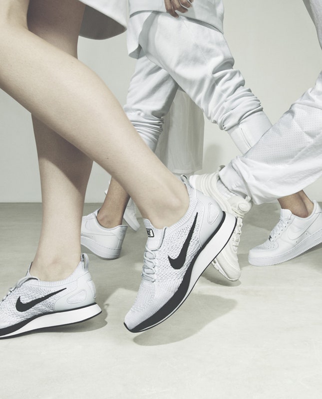 Кроссовки Nike белого цвета обувь из новой серии примеряют «Север» и другие молодые модники