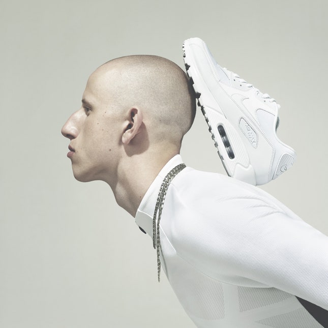 «Север» и другие молодые модники примеряют белую серию Nike