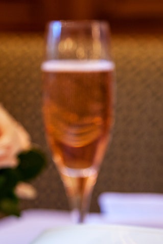 Ladure выпустили шампанское розовое и брют произведены из винограда выращенного в Шампани
