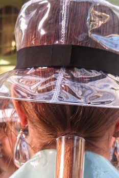 Модные прически фото школьных хвостов пучков и прядей у лица с показа Chanel