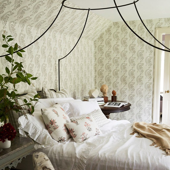 Vogue Living и Schumacher выпустили коллекцию обоев и тканей