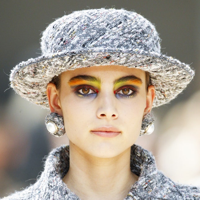Радужные образы на показе Chanel Haute Couture