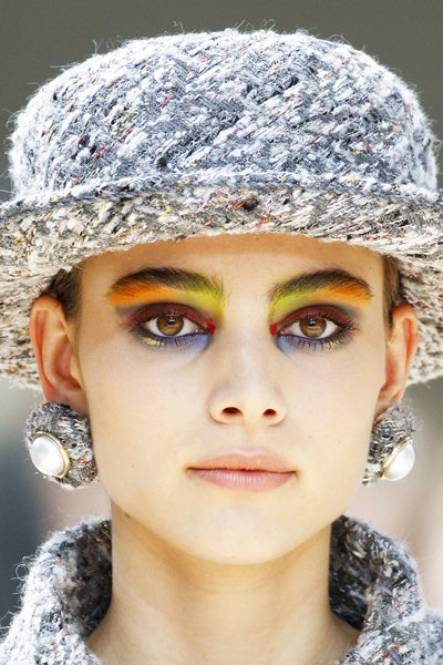 Образы моделей на показе Chanel Haute Couture макияж Тома Пешо и прически Сэма Макнайта