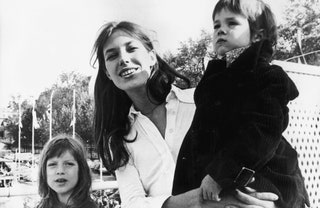 Кейт Барри Джейн Биркин и Шарлотта Генсбур 2 мая 1975 года.