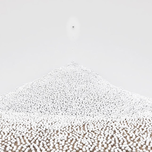 Как COS и Snarkitecture придумывают самые модные арт-инсталляции
