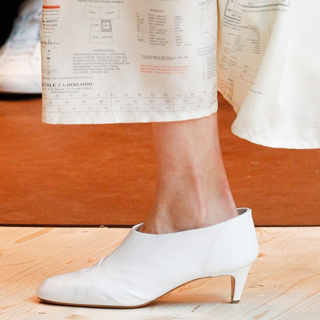 10 пар белых туфель на необычном каблуке