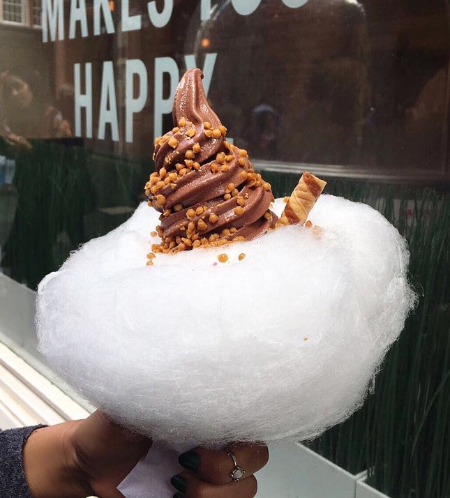 Мороженое в вафельном рожке обернутое сахарной ватой готовят в лондонском кафе Milk Train