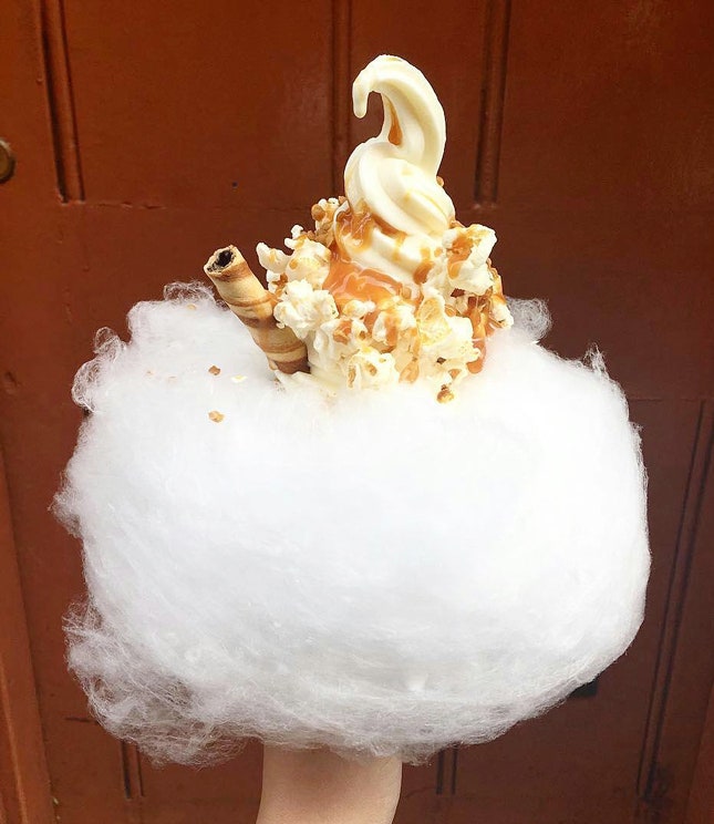 Мороженое в вафельном рожке обернутое сахарной ватой готовят в лондонском кафе Milk Train