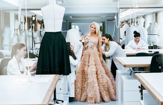 Яна Рудковская на примерке в ателье Christian Dior.