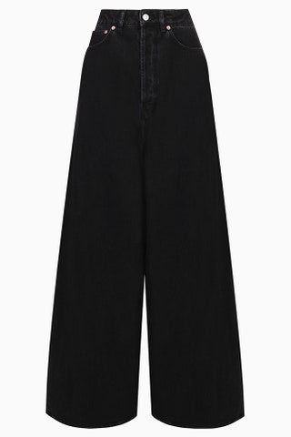 Balenciaga 22900 рублей tsum.ru.